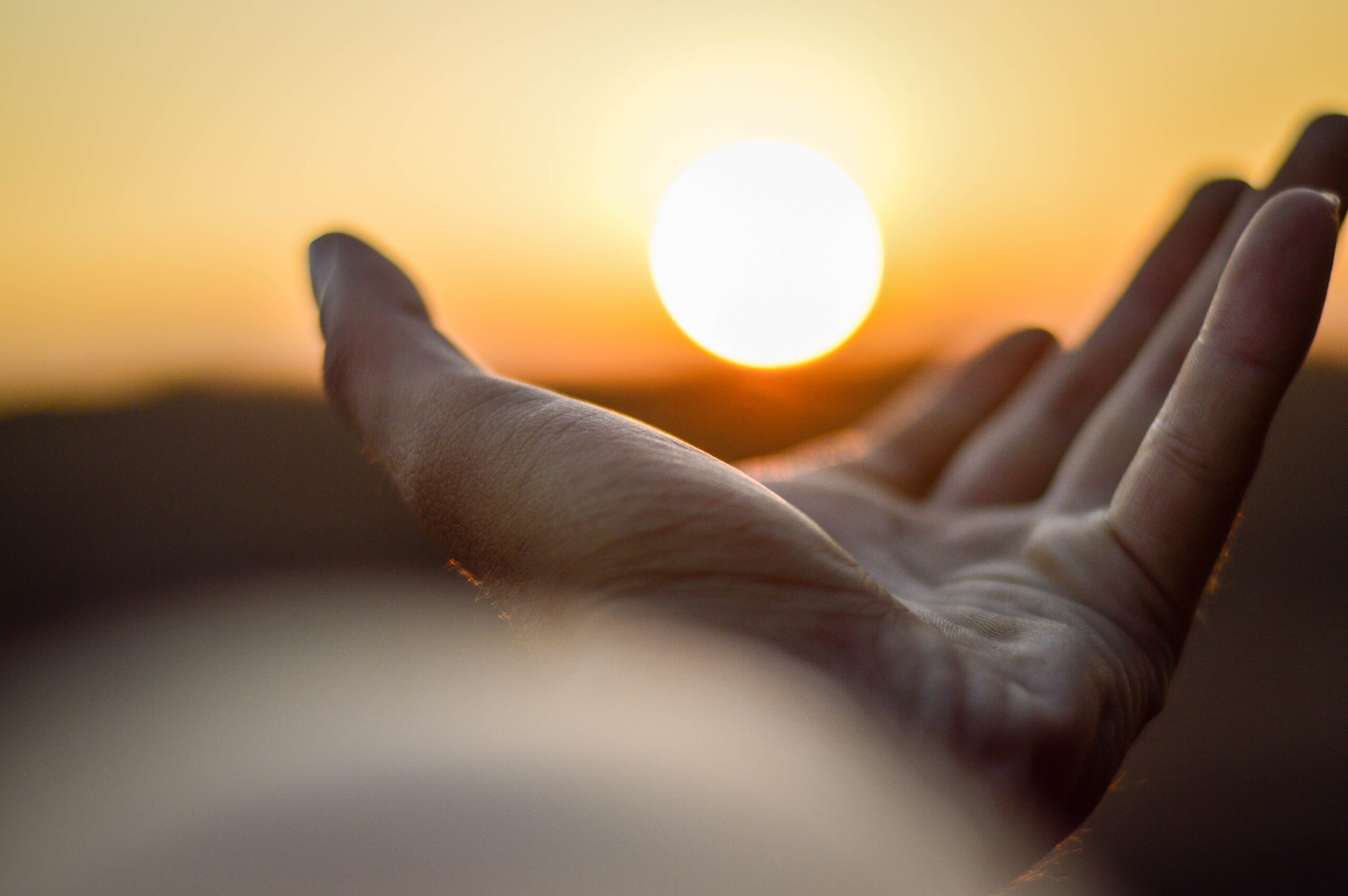 https://tipis-coachen.nl/wp-content/uploads/2023/07/Hand-with-sun-scaled.jpg